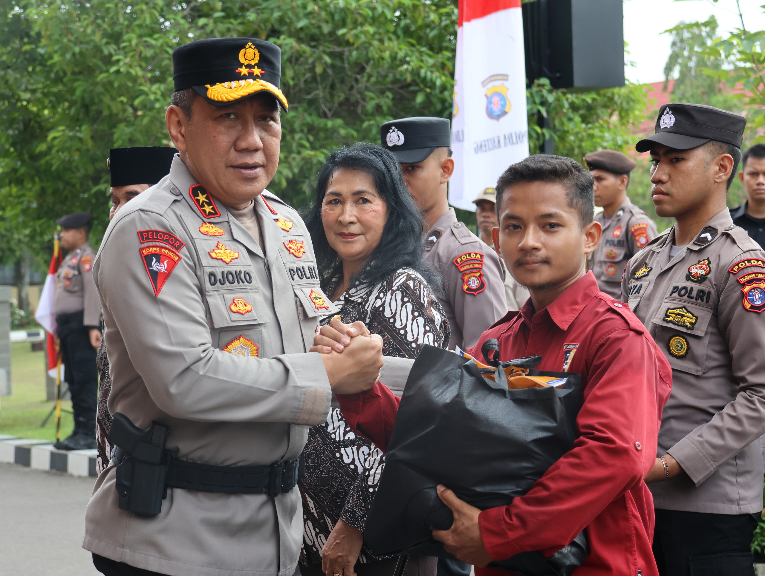 HUT Bhayangkara ke-78, Polda Kalteng dan Polres Jajaran Salurkan 8.060 Paket Sembako Untuk Masyarakat