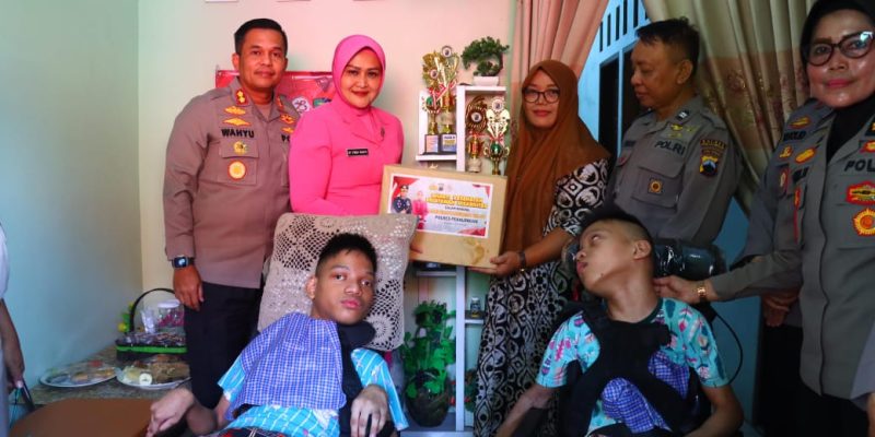 Sambut Hari Bhayangkara Ke-78, Kapolres Didampingi Ketua Cabang Bhayangkari Pekalongan Anjangsana Kepada Penyandang Disabilitas