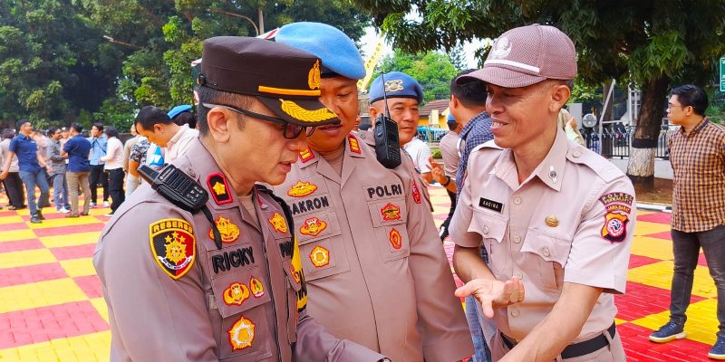 Kompol Ricky Ardipratama Lakukan Pengecekan Handphone Milik Personel Anggota Polres Purwakarta