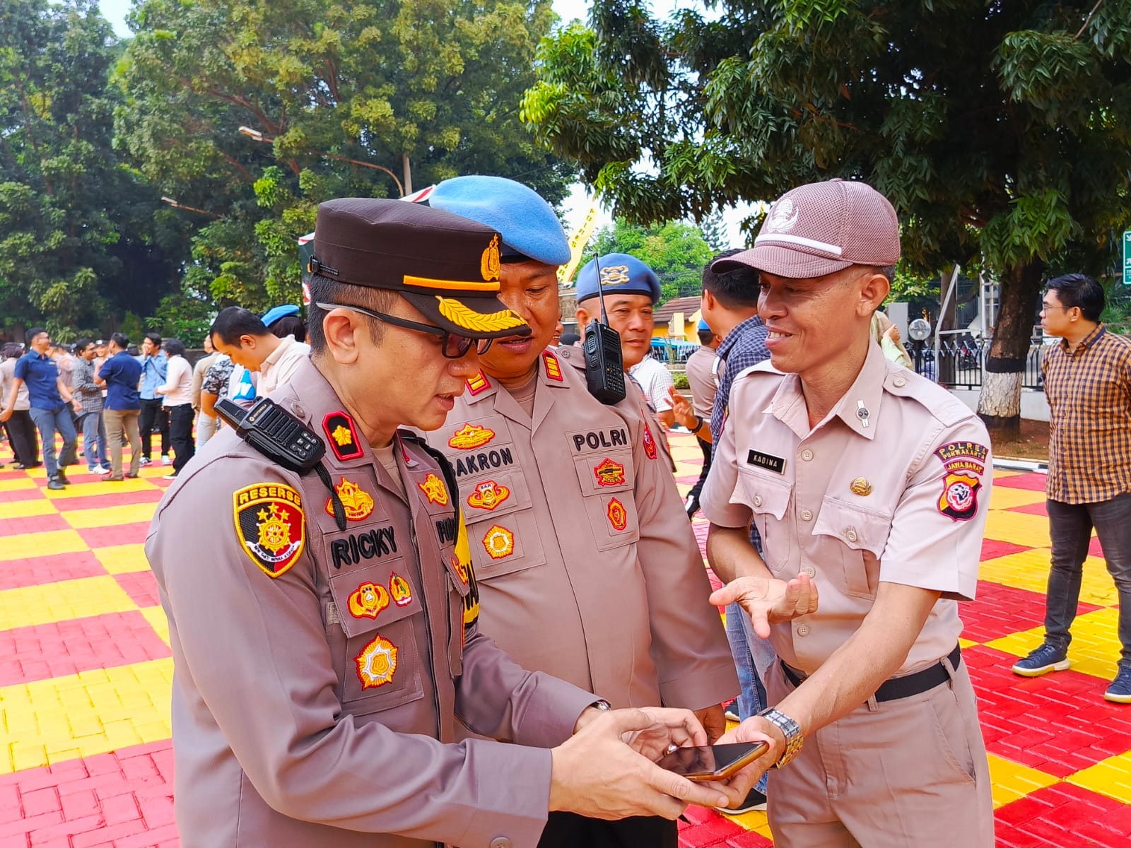 Kompol Ricky Ardipratama Lakukan Pengecekan Handphone Milik Personel Anggota Polres Purwakarta