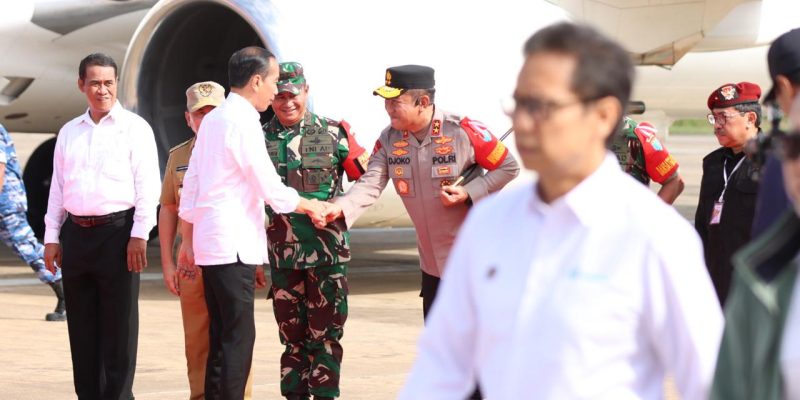 Kapolda  Bersama Gubernur Dan Pangdam Sambut Presiden Joko Widodo di Bandara Tjilik Riwut