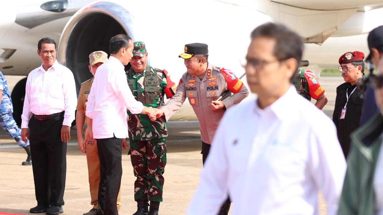 Kapolda  Bersama Gubernur Dan Pangdam Sambut Presiden Joko Widodo di Bandara Tjilik Riwut