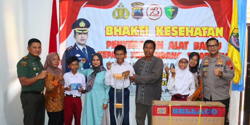 Sambut Hari Bhayangkara Ke-78, Kapolres Pekalongan Beri Alat Bantu ke Penyandang Disabilitas dan Gelar Pengobatan Gratis