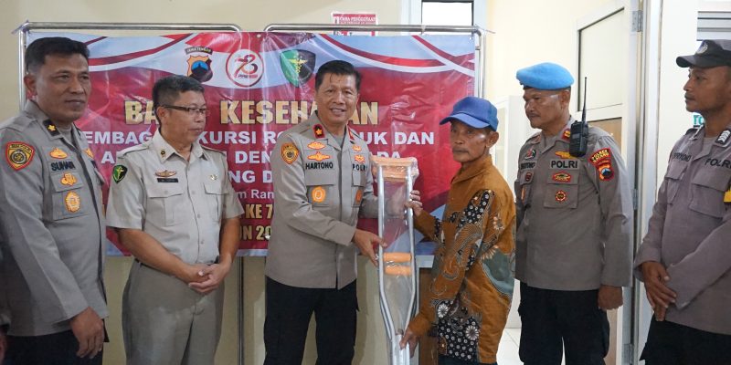 Polres Batang Serahkan Kursi Roda dan Alat Bantu Dengar Untuk Penyandang Disabilitas