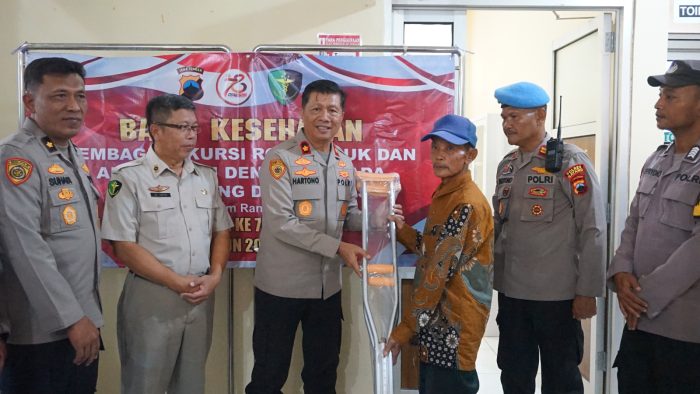 Polres Batang Serahkan Kursi Roda dan Alat Bantu Dengar Untuk Penyandang Disabilitas