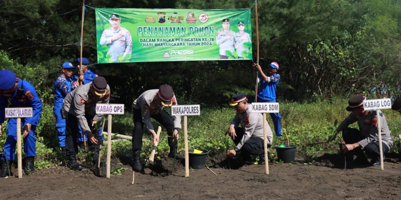 Cegah Abrasi,  Polres Batang Tanam 1001 Mangrove di Pantai Sigandu