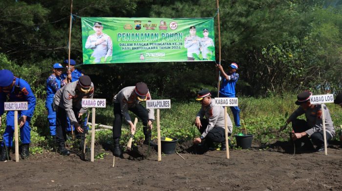 Cegah Abrasi,  Polres Batang Tanam 1001 Mangrove di Pantai Sigandu