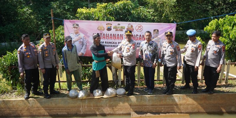 Dukung Program Ketahanan Pangan, Polres Batang Tebar Benih Ikan Lele di Desa Kebumen