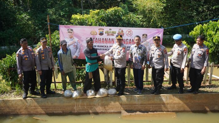 Dukung Program Ketahanan Pangan, Polres Batang Tebar Benih Ikan Lele di Desa Kebumen