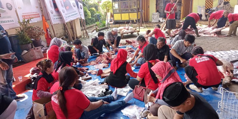 Presiden RBH H.Budi Hermawan Bagikan Daging Qurban 4.000 Bungkus Ke Masyarakat