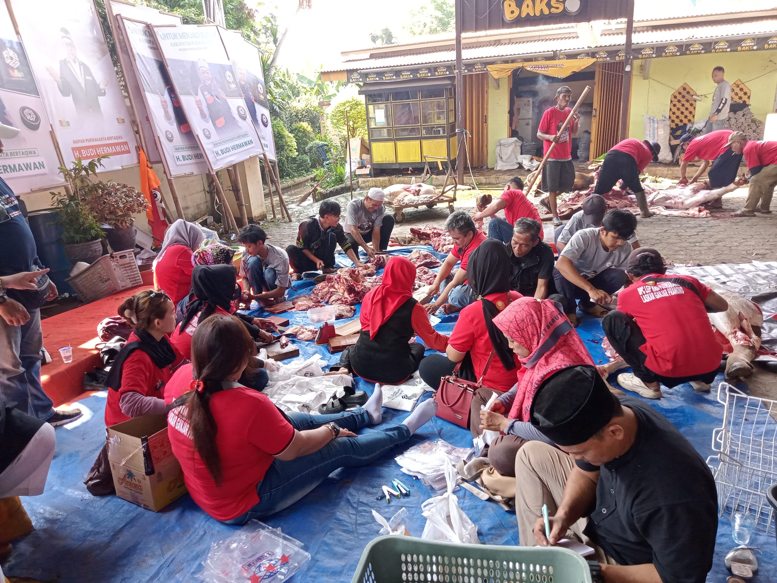 Presiden RBH H.Budi Hermawan Bagikan Daging Qurban 4.000 Bungkus Ke Masyarakat
