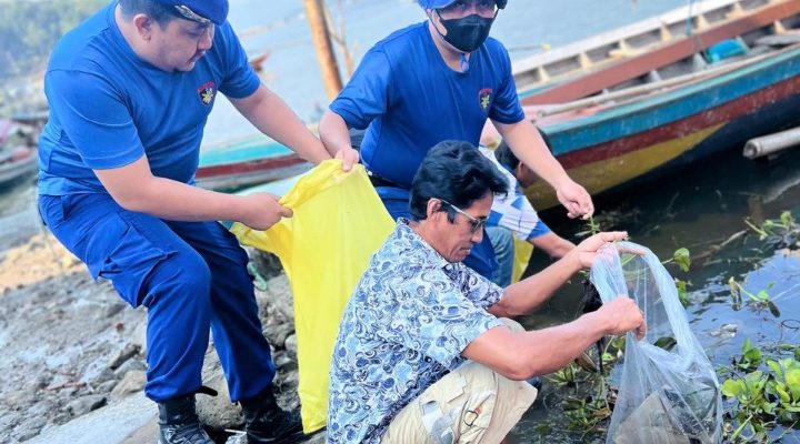 Satpolairud Polres Purwakarta Peringati World Ocean Day 2024 Dengan Membersihkan Sampah Di Waduk Jatiluhur