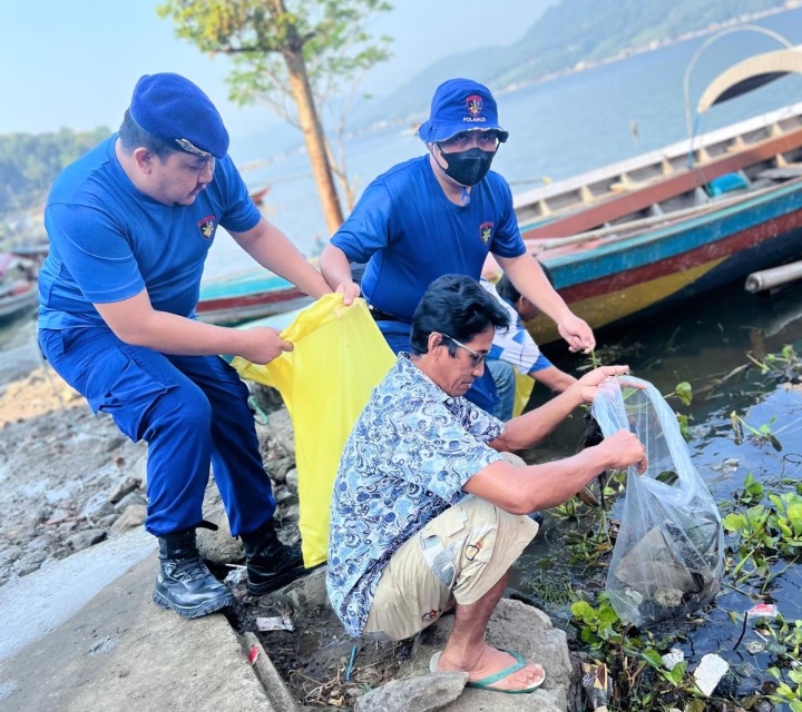 Satpolairud Polres Purwakarta Peringati World Ocean Day 2024 Dengan Membersihkan Sampah Di Waduk Jatiluhur