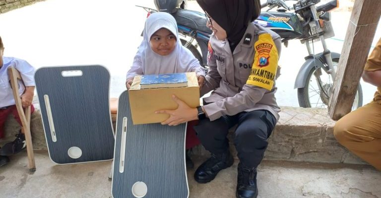 Peduli Kaum Difabel, Polwan Polres Ponorogo Berikan Perhatian Khusus Pelajar Penyandang Disabilitas