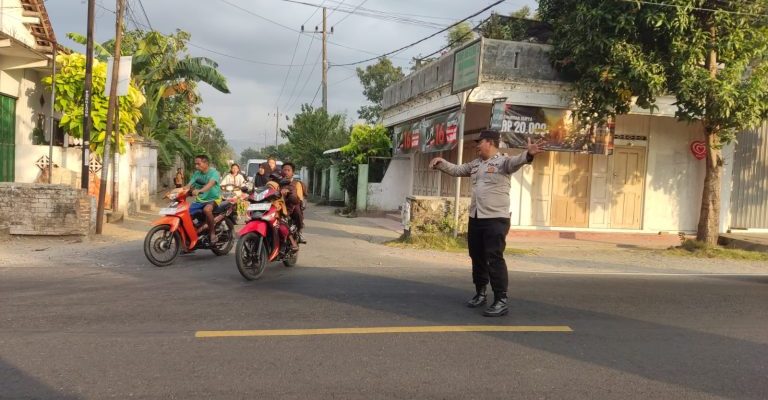 Jajaran Polres Tulungagung Lakukan Pengaturan Arus Lalulintas dan Bantu Penyeberangan