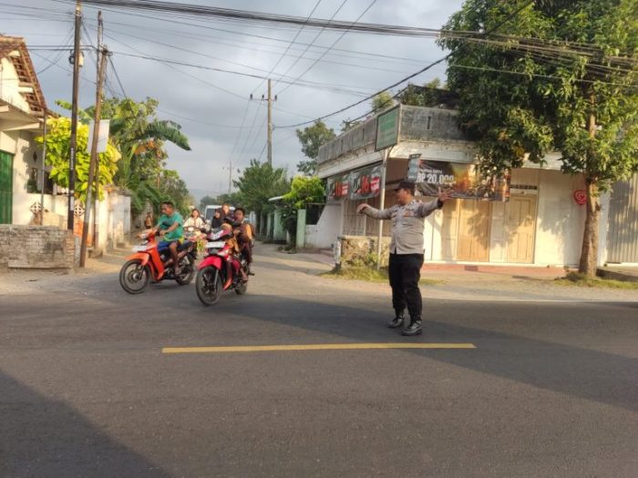 Jajaran Polres Tulungagung Lakukan Pengaturan Arus Lalulintas dan Bantu Penyeberangan
