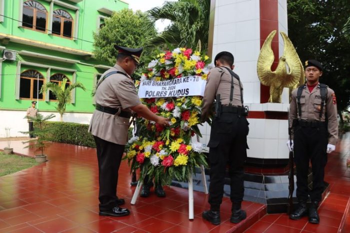 Polres Kudus Gelar Upacara Ziarah dan Tabur Bunga Peringati Hari Bhayangkara Ke-78