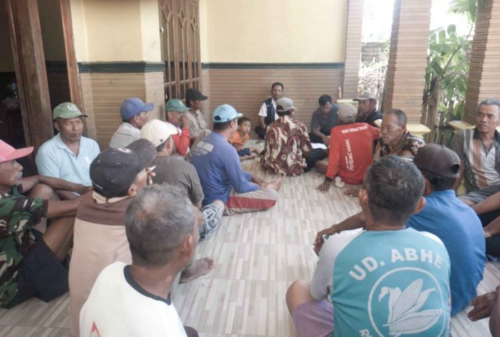 Musyawarah Kelompok Tani Bringin Desa Sidodowo Saat Pembagian Pupuk Tembakau ke Anggotanya