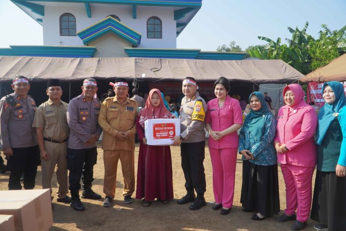 Sambut Hari Bhayangkara Ke-78, Polres Pasuruan Gelar Bakti Sosial Dan Pengobatan Gratis Serta Bedah Rumah Untuk Masyarakat.