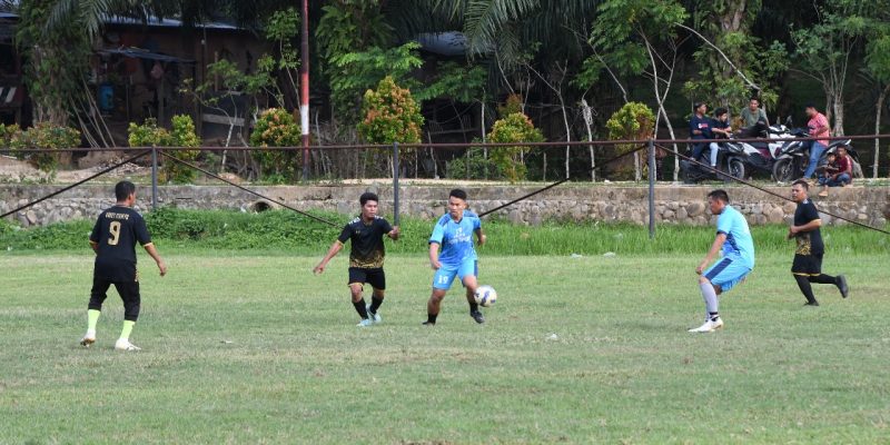 Sambut Hari Bhayangkara ke-78, Polres Aceh Timur dan Wartawan Main Bola Bareng