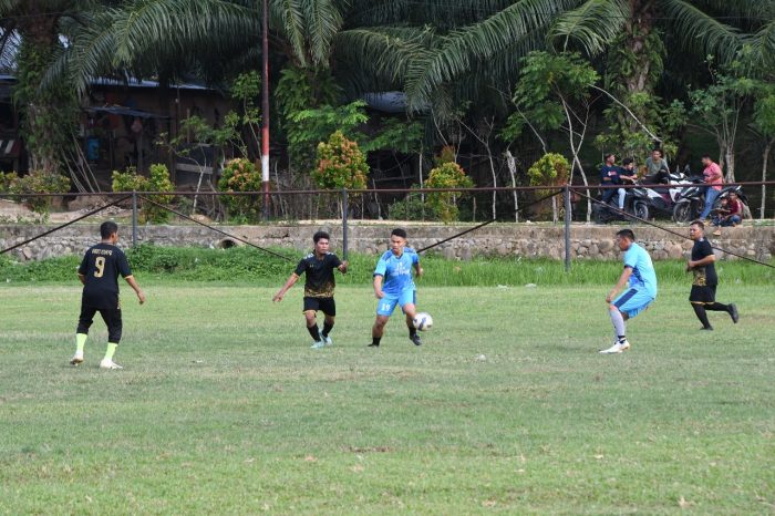 Sambut Hari Bhayangkara ke-78, Polres Aceh Timur dan Wartawan Main Bola Bareng