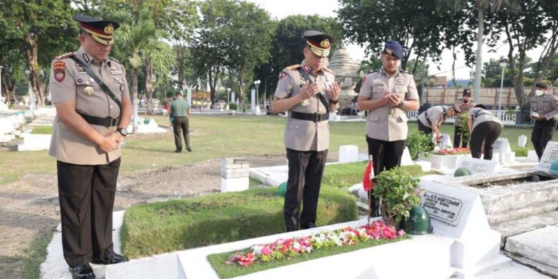 Maknai Perjuangan, Waka Polda Jatim Pimpin Ziarah ke Makam Pahlawan di Hari Bhayangkara ke-78.