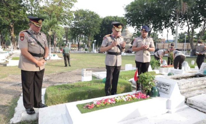 Maknai Perjuangan, Waka Polda Jatim Pimpin Ziarah ke Makam Pahlawan di Hari Bhayangkara ke-78.