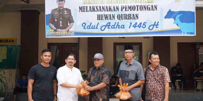 Kejari Aceh Timur Distribusikan 3 Ekor Sapi Kurban ke Masyarakat dan Insan Pers