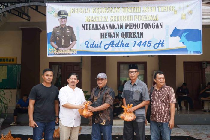 Kejari Aceh Timur Distribusikan 3 Ekor Sapi Kurban ke Masyarakat dan Insan Pers