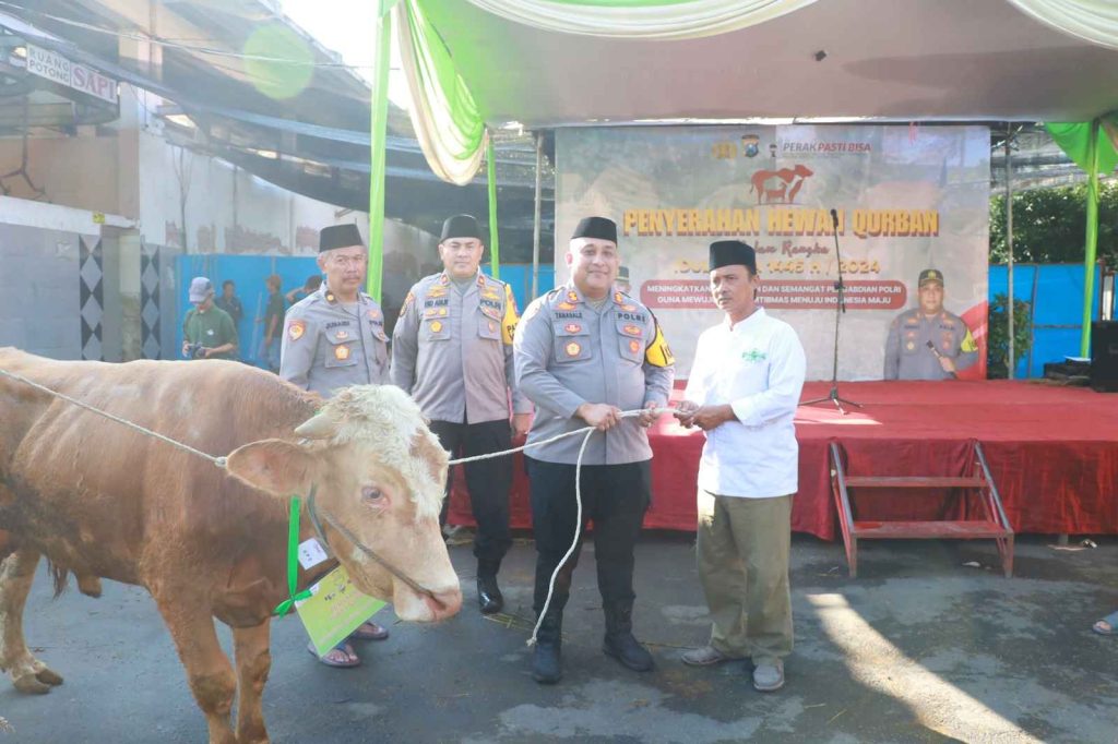 Hari Raya Idul Adha 1445 H, Polres Pelabuhan Tanjung Perak Salurkan 49 Hewan Korban.
