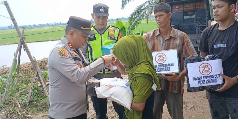 Cepat dan Tanggap Kapolsek Simpang Ulim Serahkan Bantuan Kepada Warga Yang Rumah Diterpa Angin