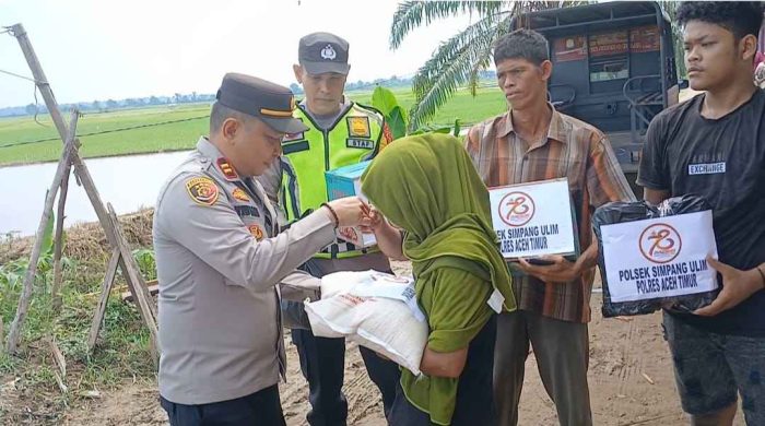 Cepat dan Tanggap Kapolsek Simpang Ulim Serahkan Bantuan Kepada Warga Yang Rumah Diterpa Angin