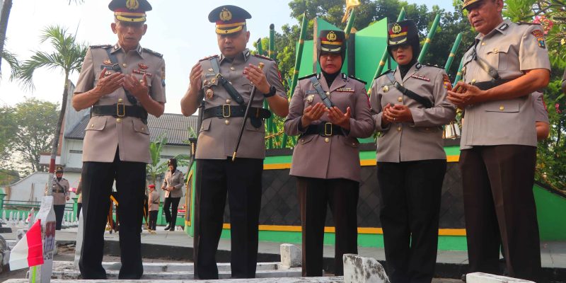 Peringati Hari Bhayangkara Ke-78, Polres Pasuruan Gelar Ziarah Makam Pahlawan
