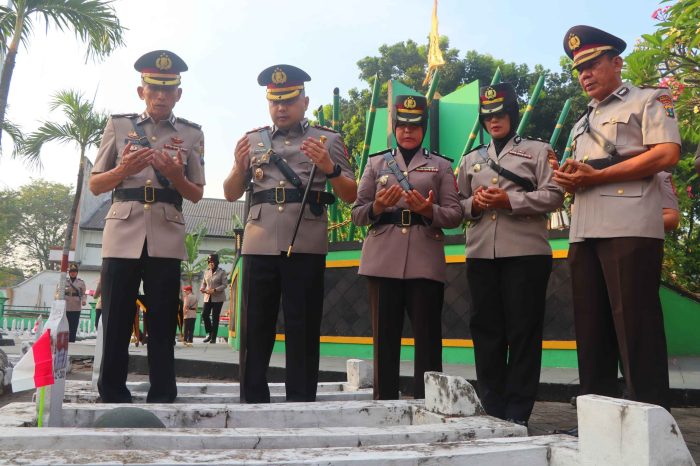 Peringati Hari Bhayangkara Ke-78, Polres Pasuruan Gelar Ziarah Makam Pahlawan