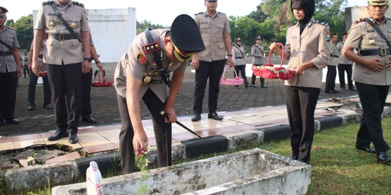 Jelang Hari Bhayangkara ke-78, Polres Bangkalan Berziarah ke Makam Pahlawan