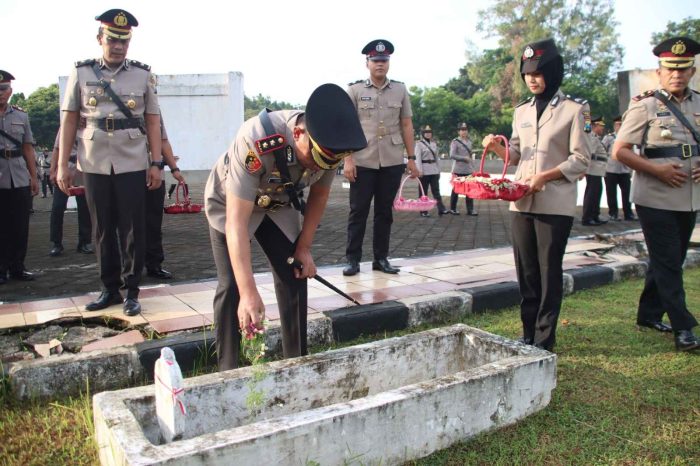 Jelang Hari Bhayangkara ke-78, Polres Bangkalan Berziarah ke Makam Pahlawan
