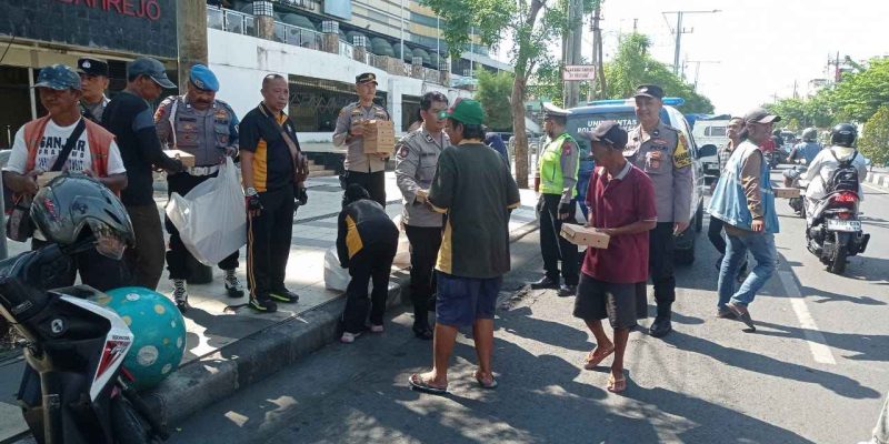 Polsek Simokerto Patroli Antisipasi Kejahatan Sambil Bagikan 200 Nasi Kotak Ke Masyarakat