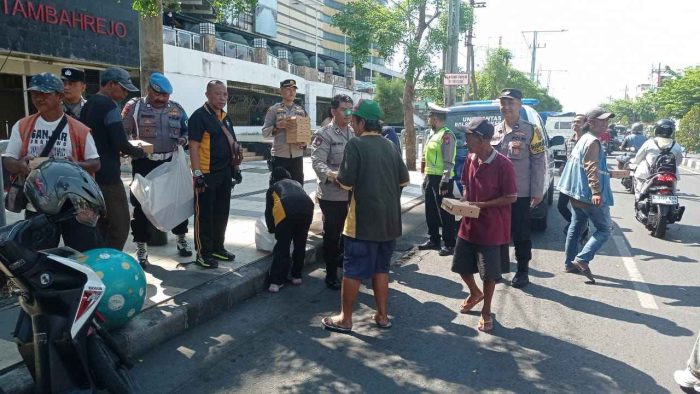 Polsek Simokerto Patroli Antisipasi Kejahatan Sambil Bagikan 200 Nasi Kotak Ke Masyarakat
