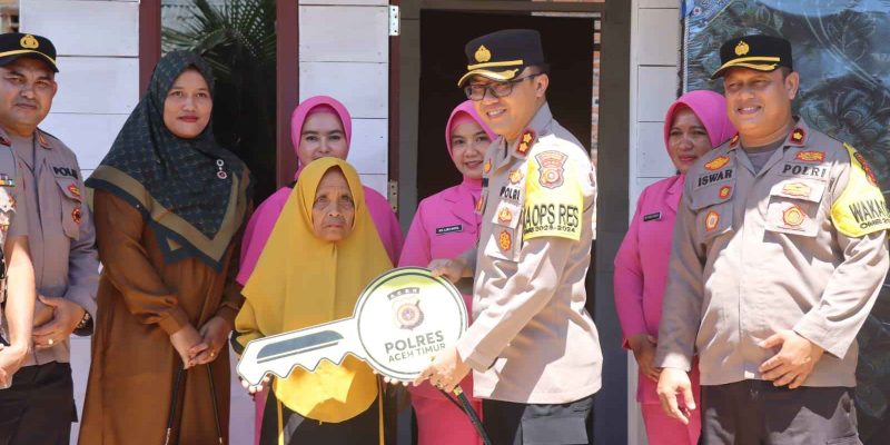 Hari Bhayangkara ke-78, Kapolres Aceh Timur Serahkan Bantuan Rumah Kepada Nenek Sakdiah