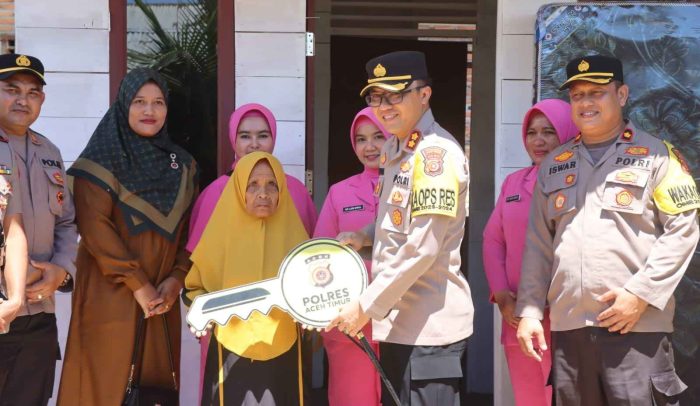 Hari Bhayangkara ke-78, Kapolres Aceh Timur Serahkan Bantuan Rumah Kepada Nenek Sakdiah
