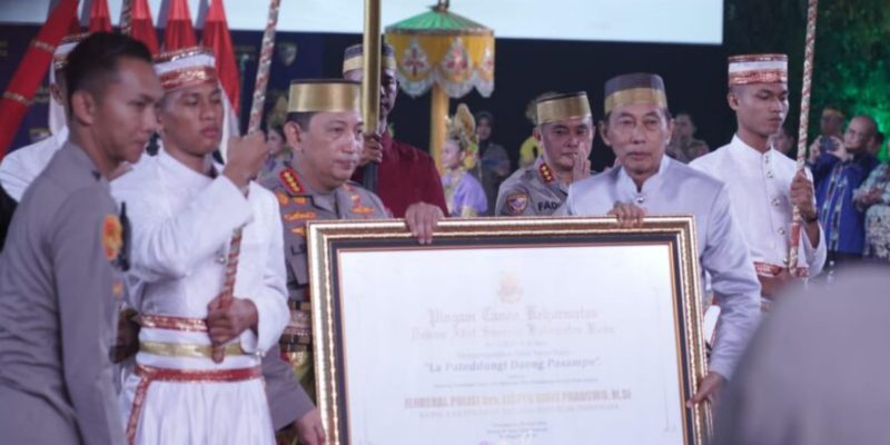 Kapolri Diberi Gelar Adat-Pusaka oleh Dewan Adat dan Kerajaan di Sulawesi Selatan.