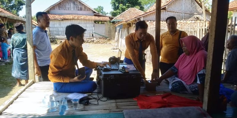 AWAS Dampingi Dispendukcapil Sampang Lakukan Perekaman E-KTP Ke Rumah Warga
