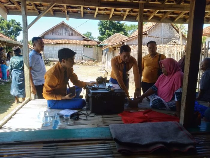 AWAS Dampingi Dispendukcapil Sampang Lakukan Perekaman E-KTP Ke Rumah Warga