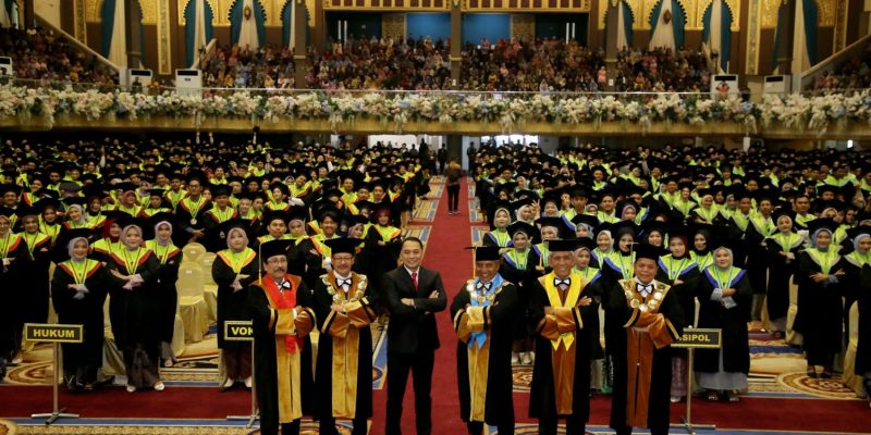 Orasi Ilmiah Di Sidang Senat Terbuka Unesa, Wali Kota Eri Cahyadi Dorong 1.506 Wisudawan Untuk Berani Berinovasi