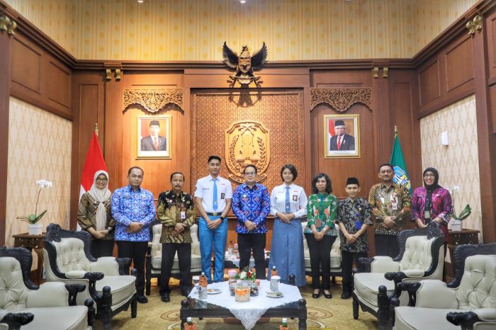Dua Pelajar Terpilih Sebagai Anggota Paskibraka Nasional, Pj. Gubernur Adhy Pesankan Beri Performa Terbaik untuk Harumkan Jawa Timur