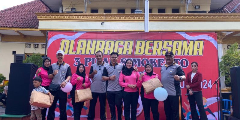 Kapolsek Simokerto Ajak Masyarakat Makan Dan Joget Bersama Rayakan Hut Bhayangkara Ke 78