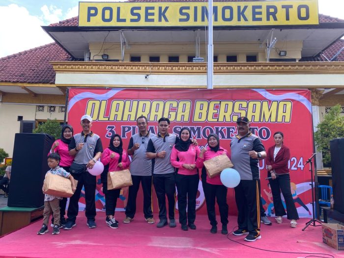 Kapolsek Simokerto Ajak Masyarakat Makan Dan Joget Bersama Rayakan Hut Bhayangkara Ke 78