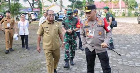 Danrem 043/Gatam Dampingi Pangdam II/Sriwijaya Sambut Kedatangan Presiden Jokowi