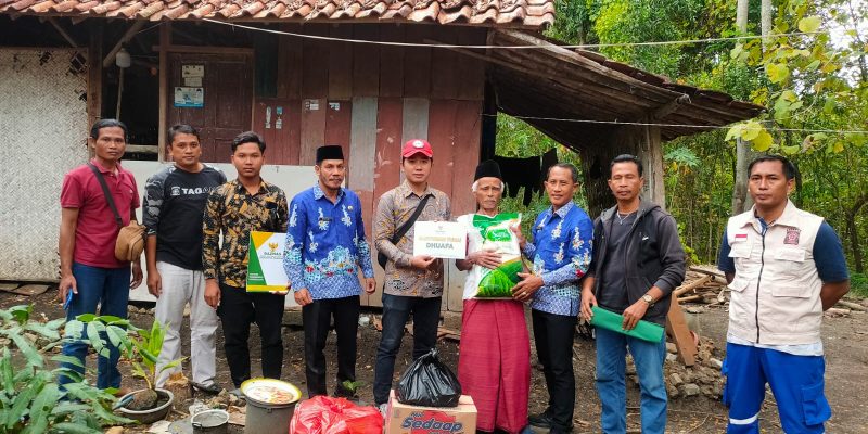 BAZNAS Dan Dinsos Sampang Berikan Bantuan Sembako Untuk Bapak Syahid