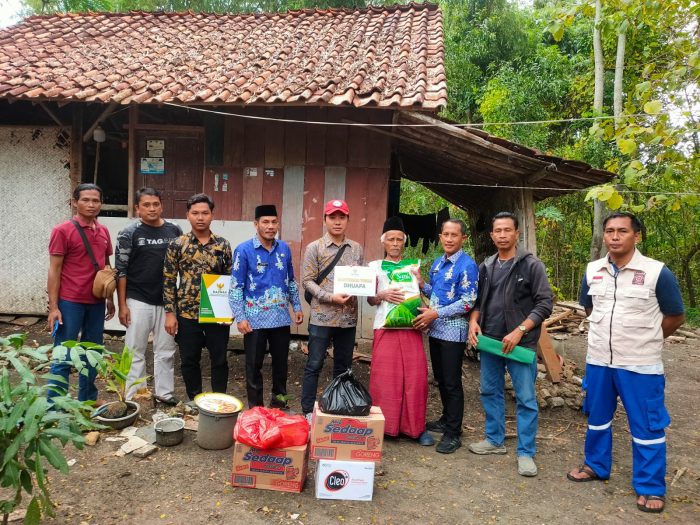 BAZNAS Dan Dinsos Sampang Berikan Bantuan Sembako Untuk Bapak Syahid